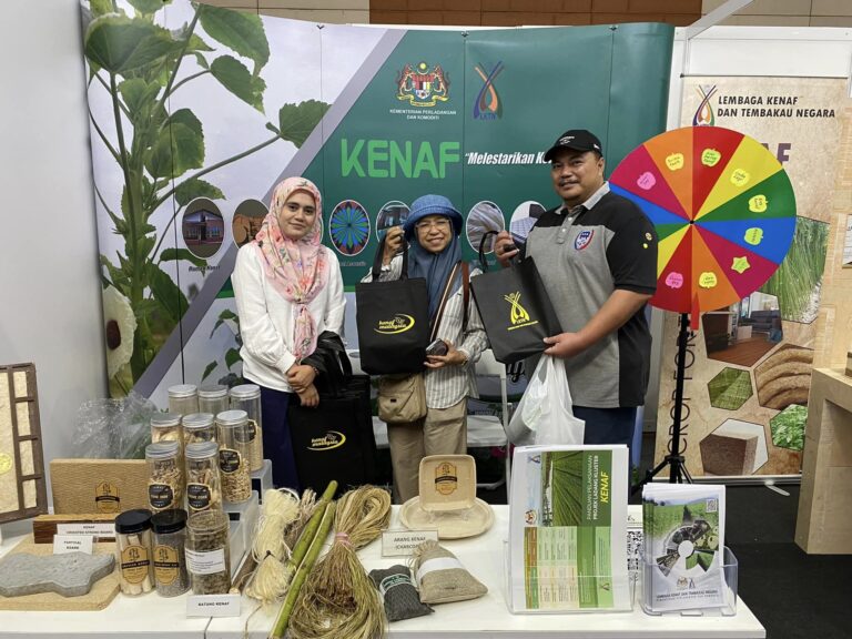 Pushing kenaf as the alternative to the private sector in a national conference