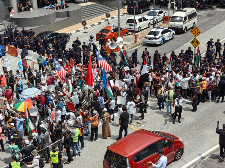 Ratusan berarak ke kedutaan AS sempena memperingati setahun Gaza diserang