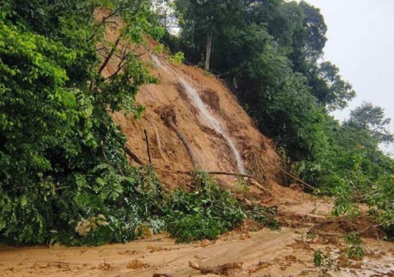 Tular video keadaan tanah runtuh 30 meter di Taman Melawati