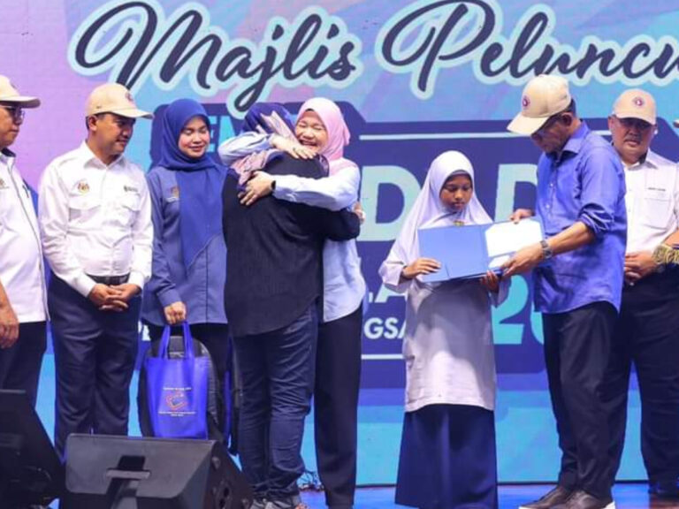 Fadhlina kongsi momen sebak dipeluk seorang ibu sedang menangis