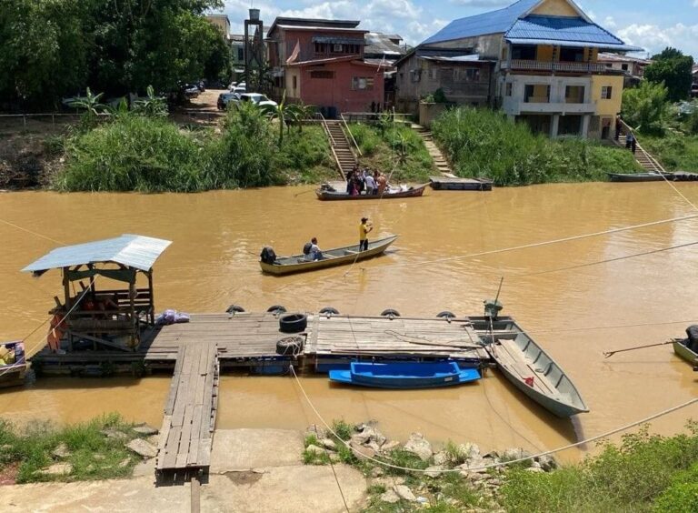 Tunggu giliran masuk pusat hiburan di Golok, ini rupanya aktiviti anak muda Kelantan di hari minggu