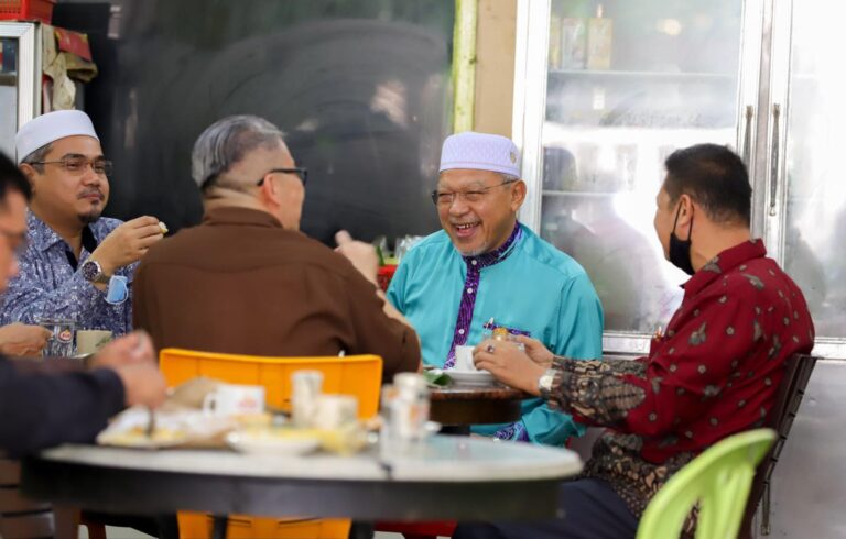 Video : Bekas MB Kelantan pun pernah makan di restoran Cina tak halal…