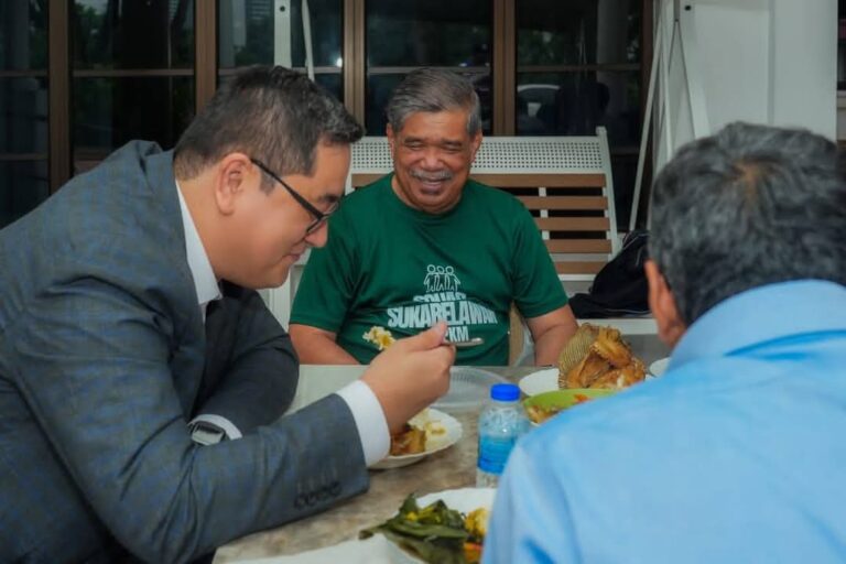 Mat Sabu tunjuk kepakaran memasak kepada Duta Besar Kyrgystan yang datang ke rumahnya