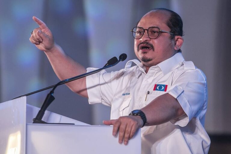 Video : Kecoh Titah Adendum: Serangan politik pembangkang