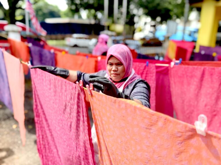 PPKK Bandar Tun Razak Latih Komuniti Menerusi Produk Kraf Batik Tanah Liat