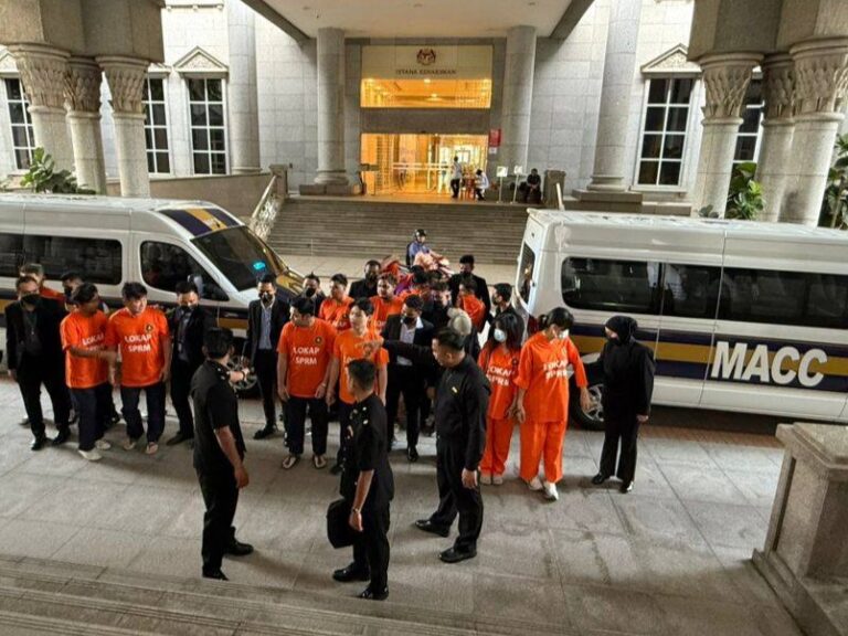 Sindiket vape di KLIA ‘bungkus’, enam pegawai kastam rupanya jadi dalang