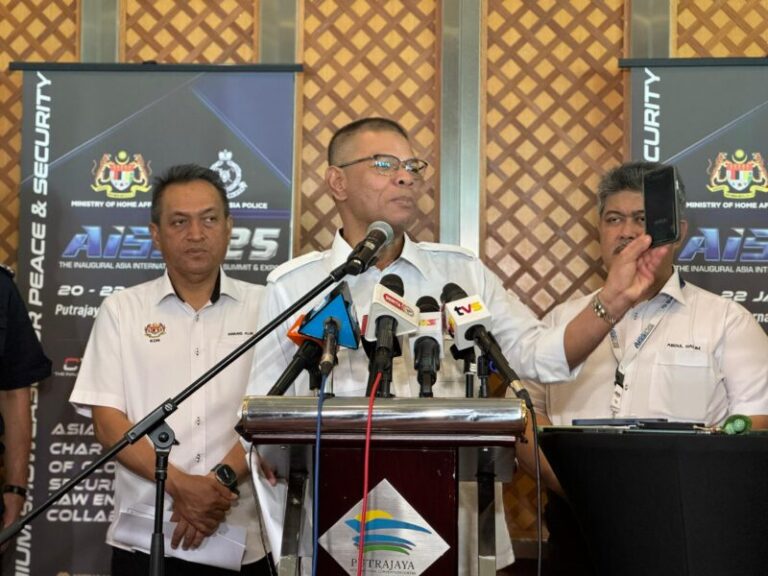 Video : Polis boleh periksa telefon bimbit sewenang-wenangnya? Ini kata Menteri