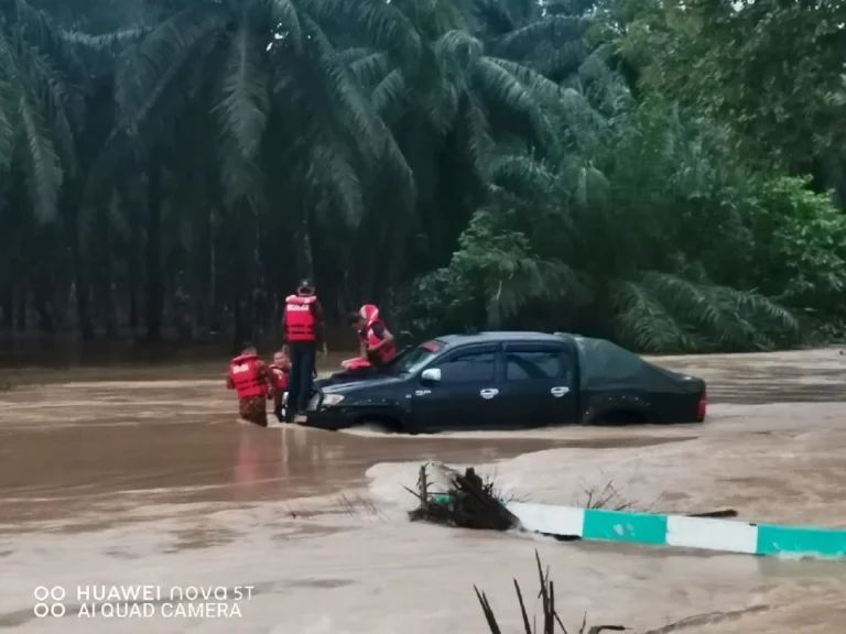 Sekeluarga terperangkap 2 jam dalam kereta akibat banjir