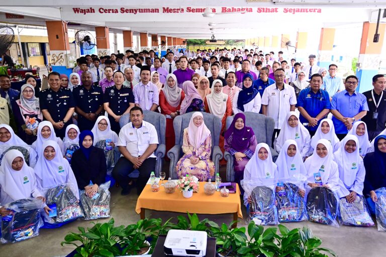 FOTO BERITA | 282 murid di Parlimen Bandar Tun Razak terima sumbangan persekolahan