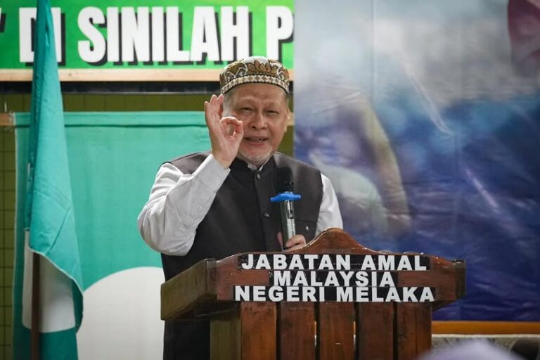 Nik Amar tuduh kerajaan munafik, pengguna Facebook balas bagaikan buku bertemu ruas