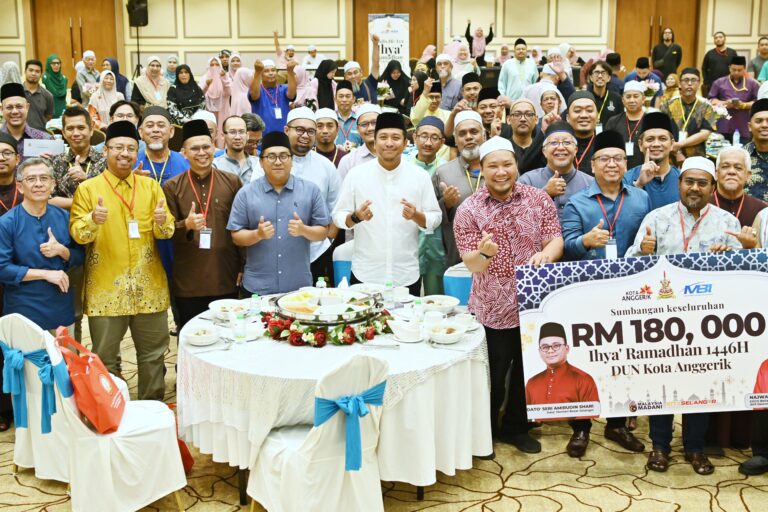 FOTO BERITA | Sumbangan RM180,000 kepada masjid dan surau DUN Kota Anggerik