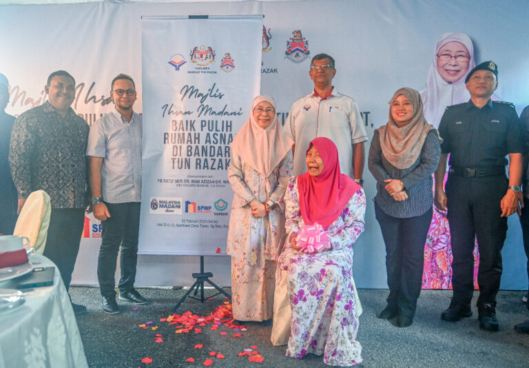 FOTO BERITA | Baik pulih rumah asnaf, Puan Rokiah terima bantuan RM30,000