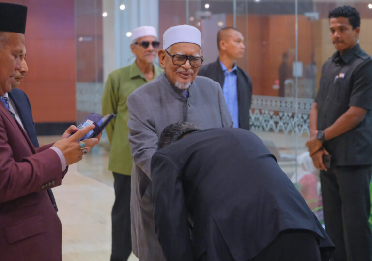 Video : Beria nak beritahu hadir bersidang, netizen tempelak Presiden Pas