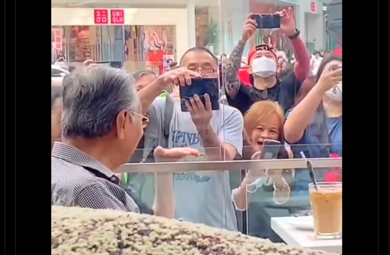 Gelagat orang Cina tangkap gambar Tun M di sebalik cermin tarik perhatian