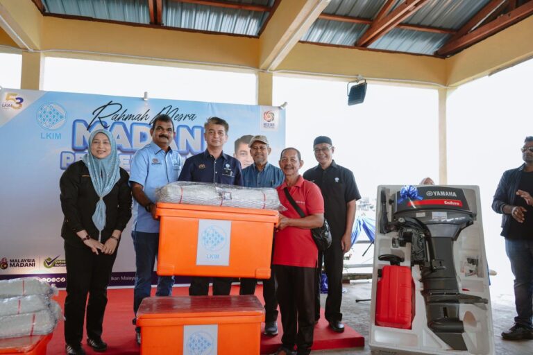41 nelayan Pulau Pangkor terima insentif peralatan tangkap ikan, jeti baharu