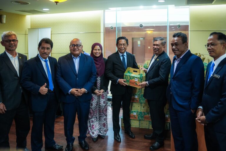 Semua ahli Parlimen manis muka hari ini apabila dapat harumanis Perlis