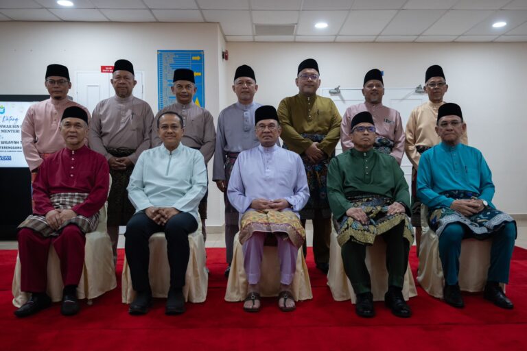 Pakaian MB ketika bersama Anwar di Terengganu dapat sindiran tajam