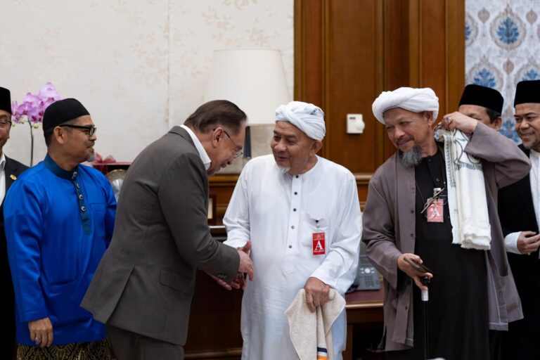 Rombongan guru pondok Kelantan ziarahi Anwar
