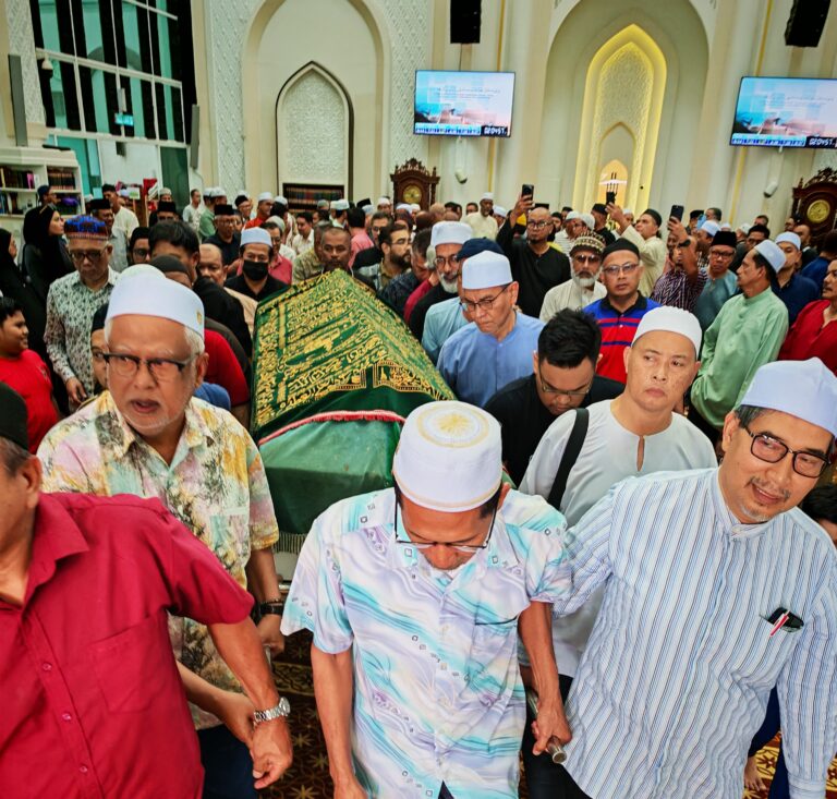 Penghormatan Terakhir Buat Almarhum Bakar Haq