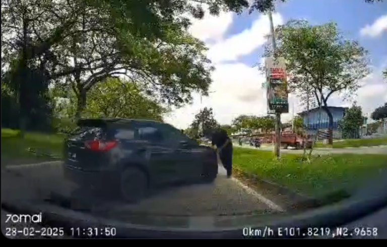 Turun lori sekali silap jumpa orang, tindakan pemandu SUV ini tarik perhatian