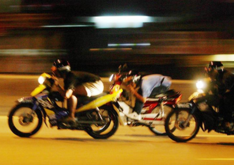 Anak siapa ni? Dua budak perempuan 12 tahun ditahan merempit