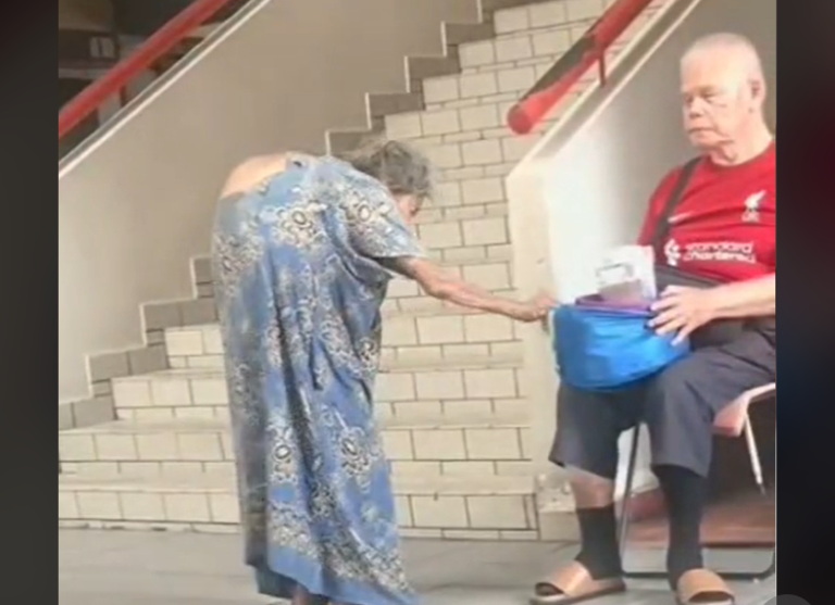 Ramai terharu, tertanya nenek bongkok siapa ini yang gigih bersedekah