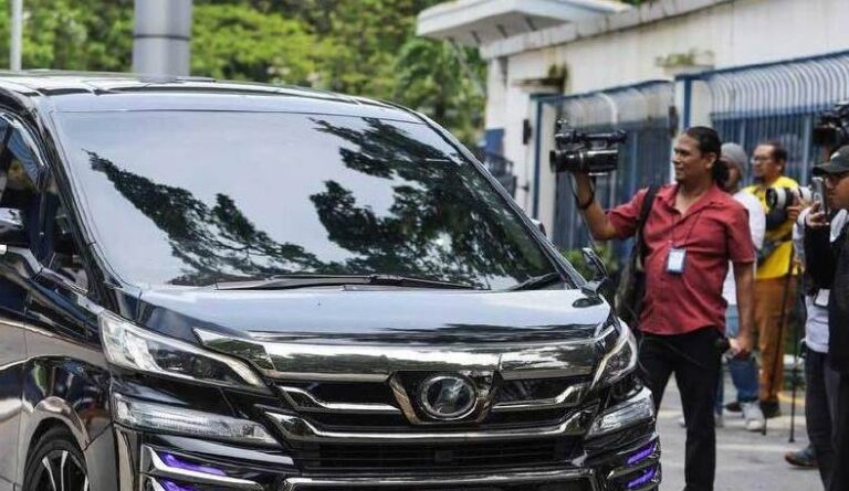 Gara-gara tarian dan sorakan ‘Vel, Vel’, enam staf radio Era diambil keterangan lebih dua jam