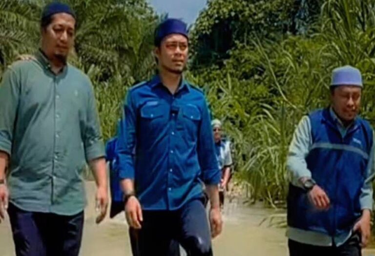 Video : Tergamak Pas harung sungai cari najis babi demi undi PRK Ayer Kuning