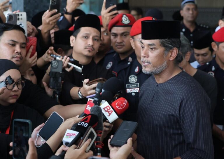 Keluarga Pak Lah tersentuh dengan kemuliaan kata PM Anwar