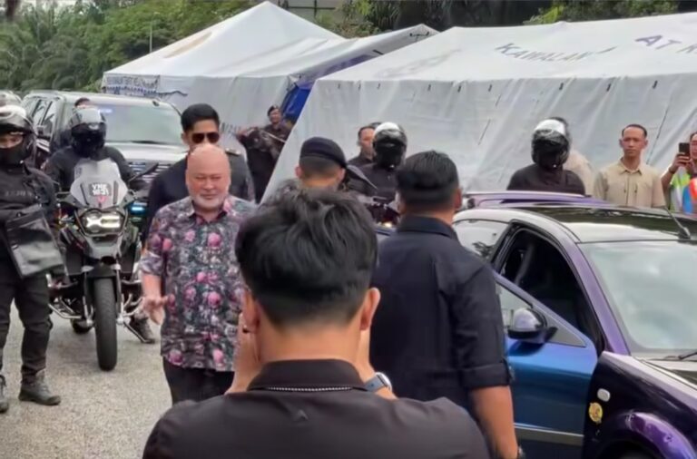 Agong naik Proton Satria lawat lokasi kebakaran