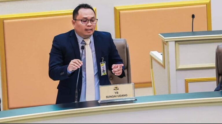 Video : Luar biasa ADUN PN ini mengamuk anggap nyanyi Negaraku ‘unusual’