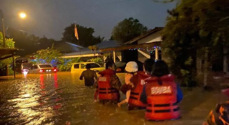 Banjir kilat di Shah Alam, Klang, Puchong, Gombak dan Petaling pagi ini