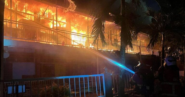 Syukur terselamat, 90 pelajar SMK Tinggi Setapak sedang solat jemaah ketika kebakaran