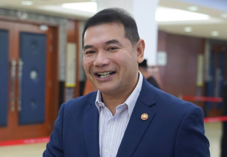 Rafizi tenang ulas isu semasa di Facebook di sebalik dakwaan letak jawatan