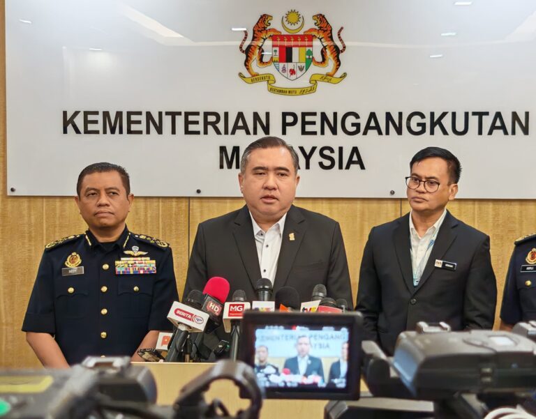 “Konvoi mat motor ke airport?” Loke arah sekatan