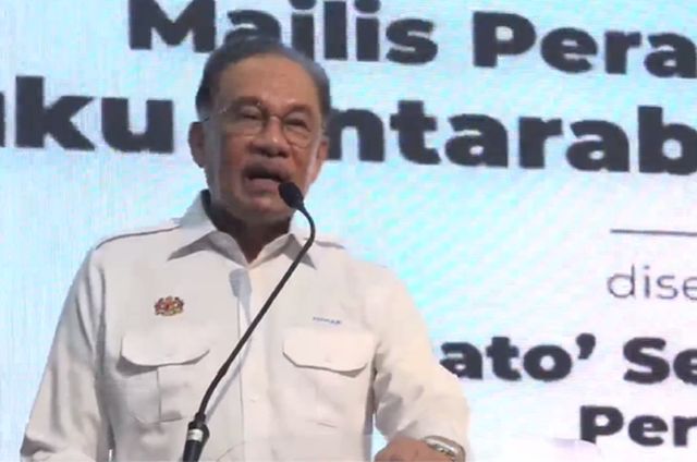 Baucar buku diperluas kepada lebih 400,000 guru – PM Anwar