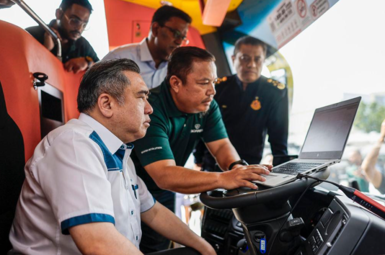 Kenderaan perdagangan wajib guna peranti had laju mulai 1 Oktober