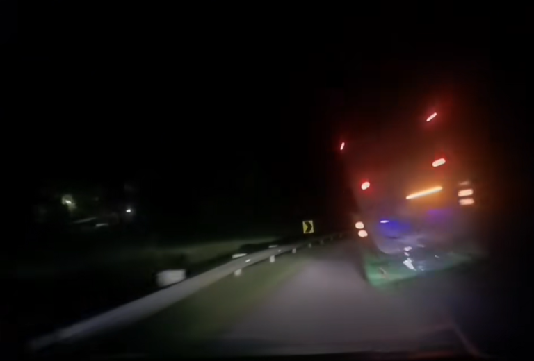 Tular rakaman bas dipandu laju memotong kenderaan lain dekat selekoh