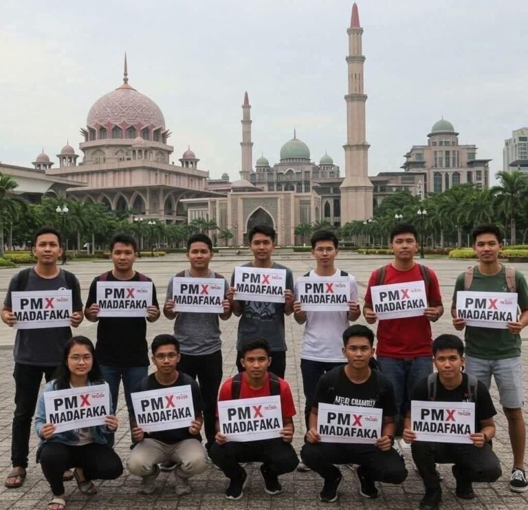 Sekumpulan ‘pemuda’ pegang plakad dikecam, padahal gambar AI