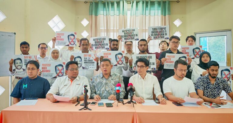 Rakyat Malaysia Bantah Pencalonan Nick Adams Sebagai Duta AS ke Malaysia