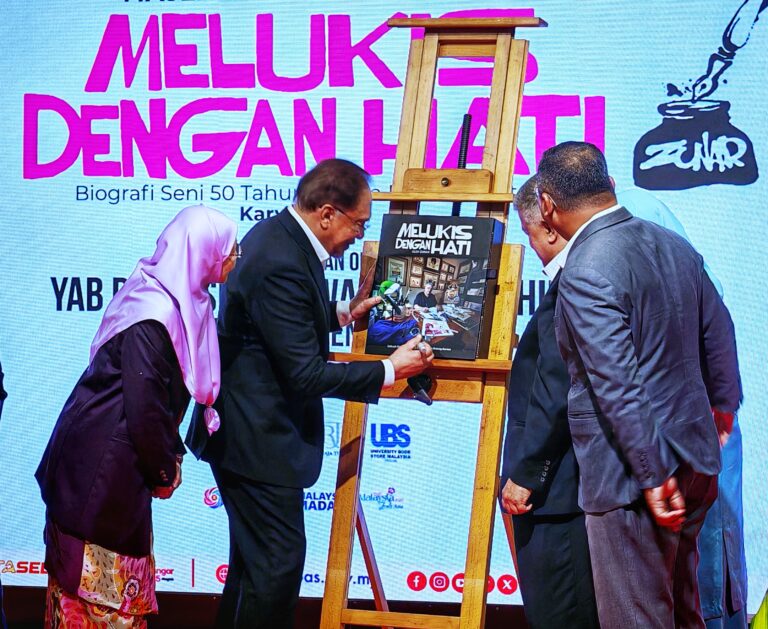 “Melukis Dengan Hati: Zunar Abadikan Suara Rakyat Dalam Lukisan