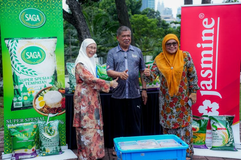 Bang Mat buat promosi makan buah-buahan tempatan kat rumah, ikan tilapia juga dibakar