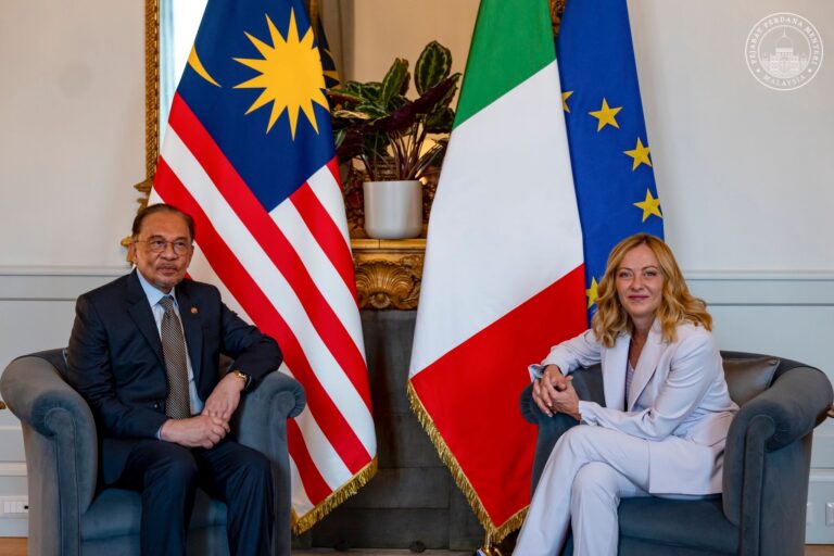 Raih potensi pelaburan RM8.13 bilion ketika pembangkang gelar kerajaan “saya suka travel”