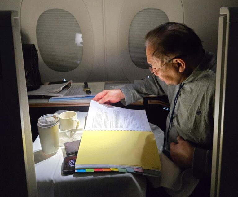 Ketika staf tidur kepenatan, PMX tekun telaah nota kerja