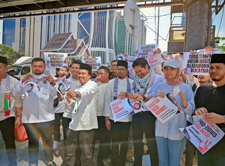 Sayap Pemuda Kerajaan Ancam Desak PM Tolak Nick Adams Sebagai Duta