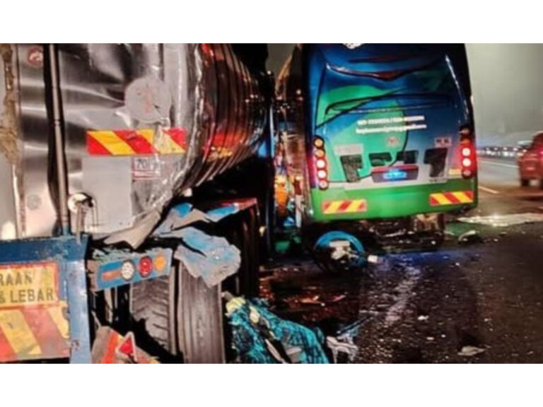 Lagi kemalangan bas persiaran, dua maut, 16 cedera bertembung lori