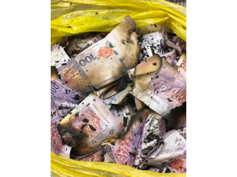 Gelabah diserbu SPRM, suspek rasuah projek pusat data bakar duit RM1 juta