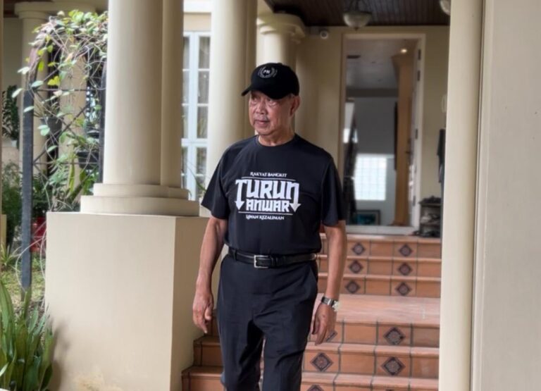 Mahiadddin baru turun, walaun dah lama basah berpeluh