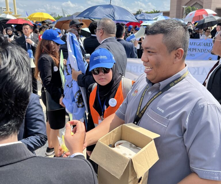 Tiada gas pemedih mata tapi aiskrim diagih penghilang dahaga