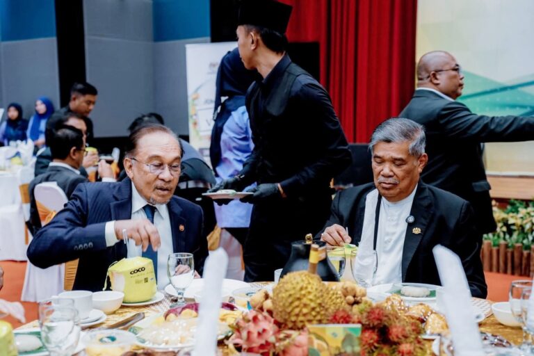 PMX, Ahli Parlimen Sertai Kempen Promosi Buah-Buahan Tempatan di Parlimen